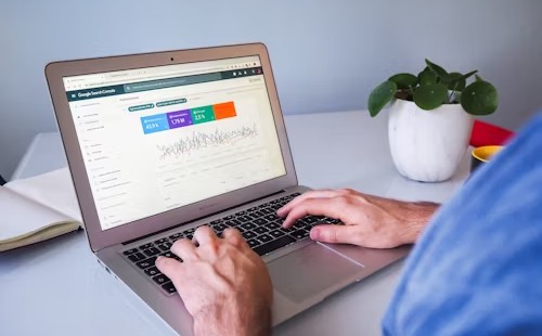 用户在笔记本电脑上使用 Google Search Console 分析网站表现,屏幕显示点击量与流量数据图表