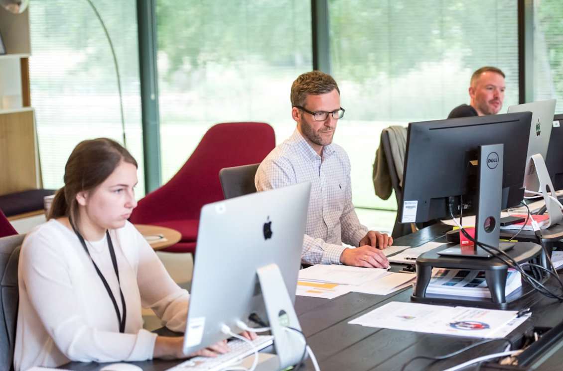 AI 搜索正在重塑 SEO 规则。从信息增益内容、品牌权威、多平台触点，到技术优化，本文为企业提供 AI 搜索时代的完整布局路线：让你的品牌不仅被搜索引擎找到，更被 AI 引用与信任。