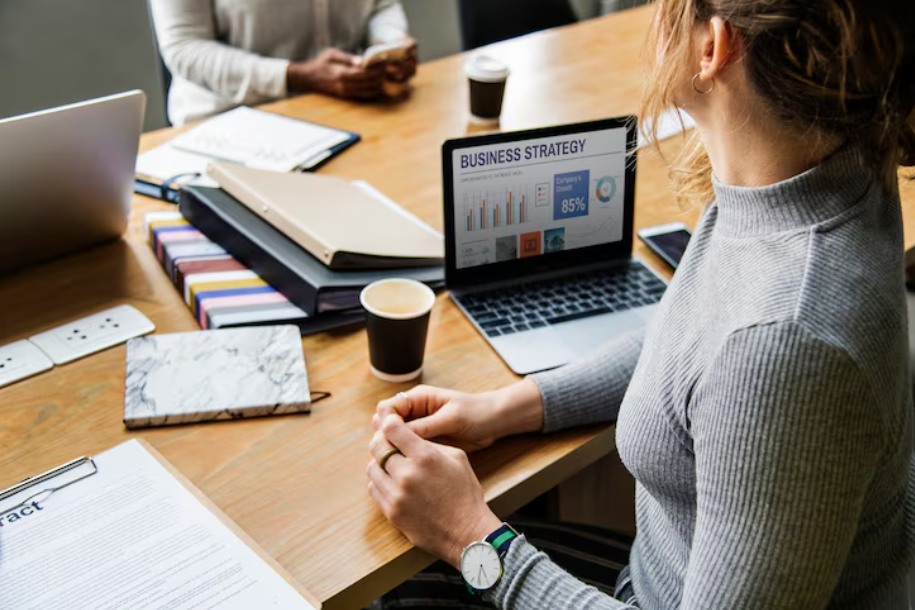 在 AI 搜索与答案优先时代，品牌如何被 ChatGPT、Google AI Overview 主动提及甚至引用？本文系统讲解 AI 品牌提及的底层逻辑、实战策略与监测方法，帮助你的品牌进入 AI 的“答案层”。